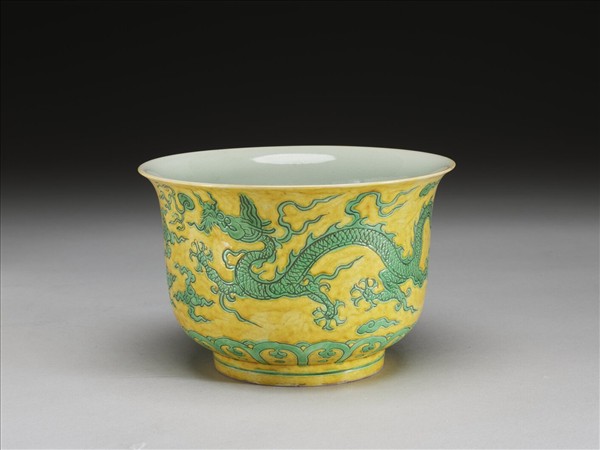 黃地綠彩龍紋仰鐘式碗