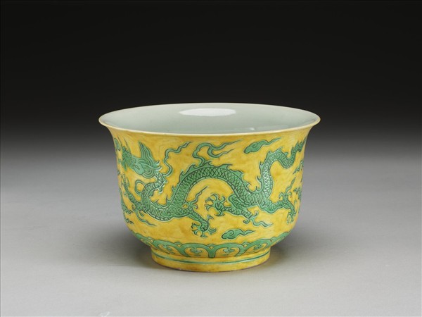 黃地綠彩龍紋仰鐘式碗
