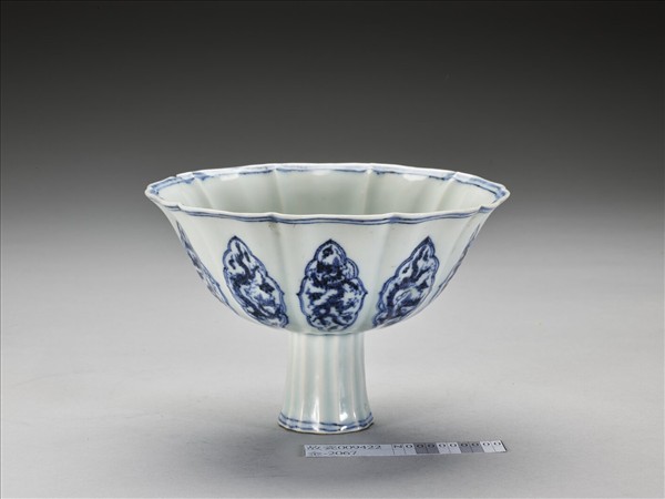 青花龍紋牡丹花式高足碗