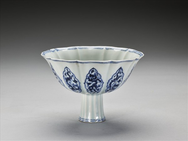 青花龍紋牡丹花式高足碗