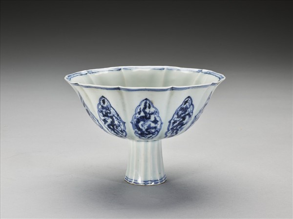 青花龍紋牡丹花式高足碗