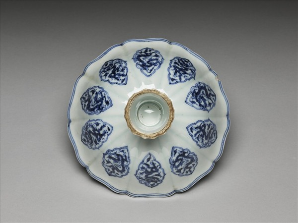 青花龍紋牡丹花式高足碗