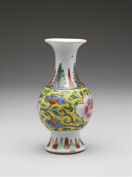 五彩花卉紋瓶