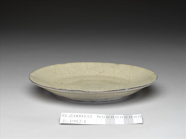 月白釉葵口盤