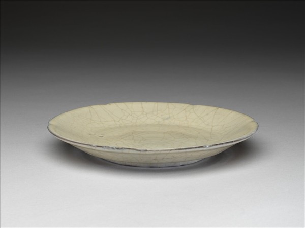月白釉葵口盤