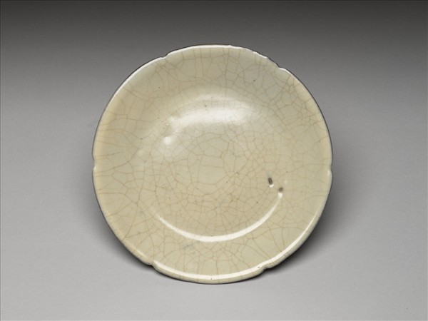 月白釉葵口盤