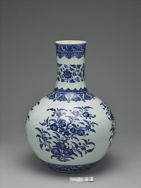 青花花果紋天球瓶