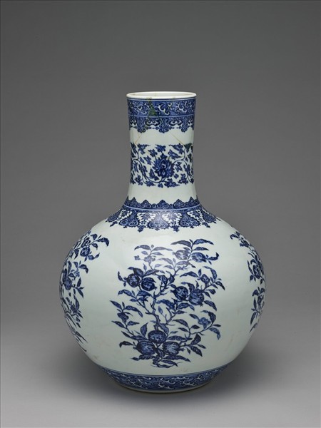 青花花果紋天球瓶