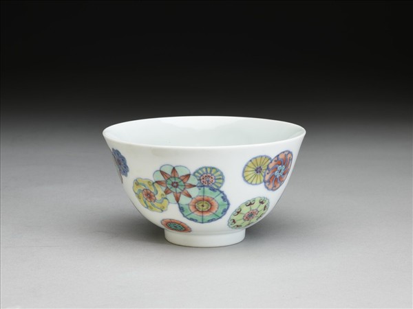 鬥彩團花紋碗