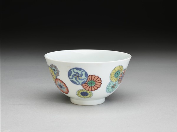 鬥彩團花紋碗