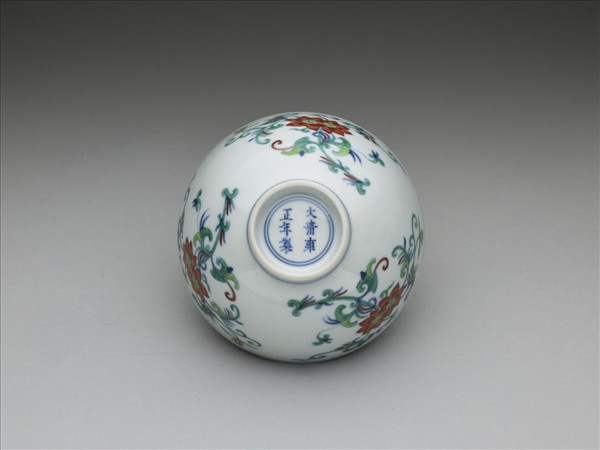 鬥彩折枝蓮花紋碗