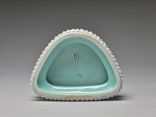 粉彩描金降魔印佛像