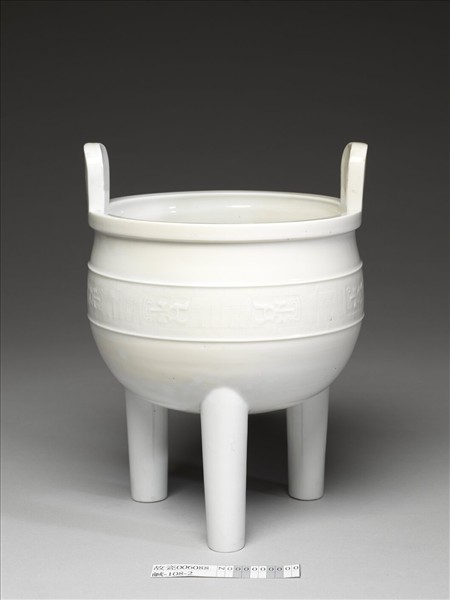 白瓷夔龍紋三足鼎