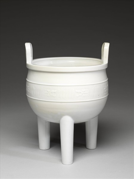 白瓷夔龍紋三足鼎