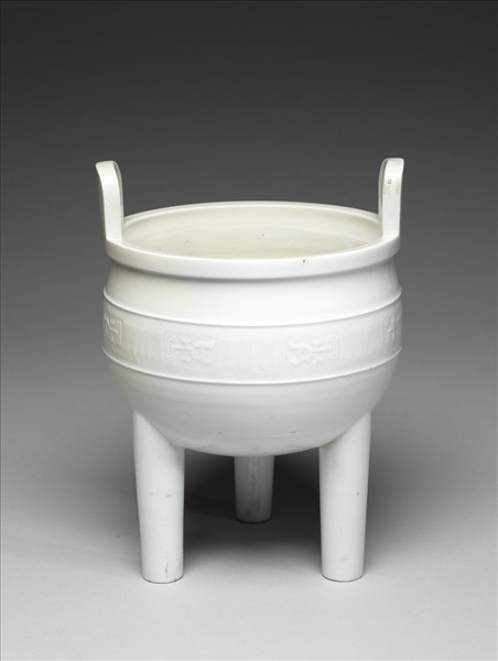 白瓷夔龍紋三足鼎