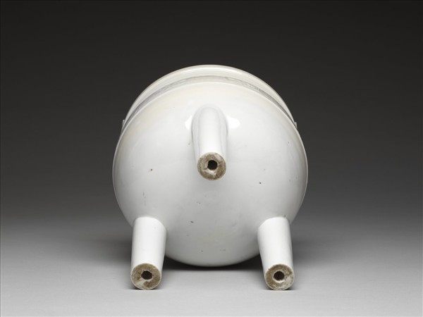 白瓷夔龍紋三足鼎