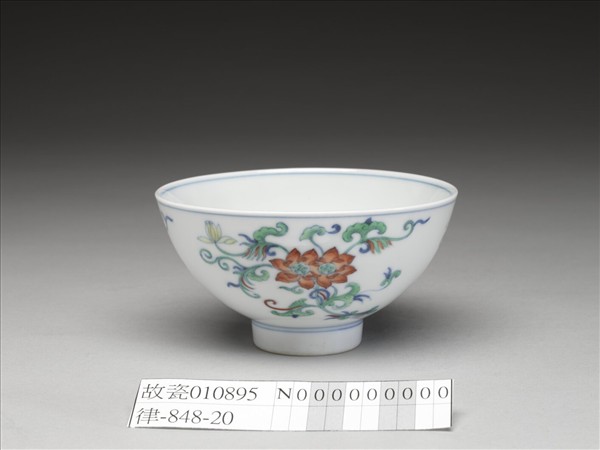 鬥彩折枝蓮花紋碗