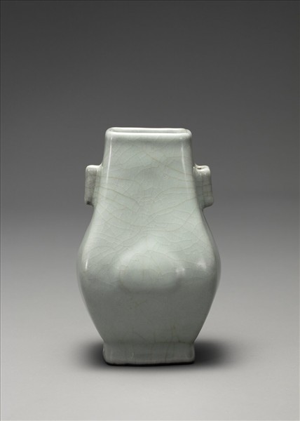 青瓷杏葉貫耳壺