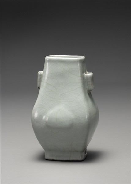 青瓷杏葉貫耳壺