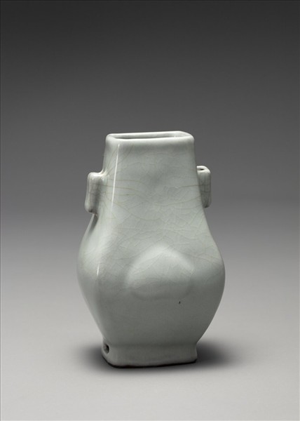 青瓷杏葉貫耳壺