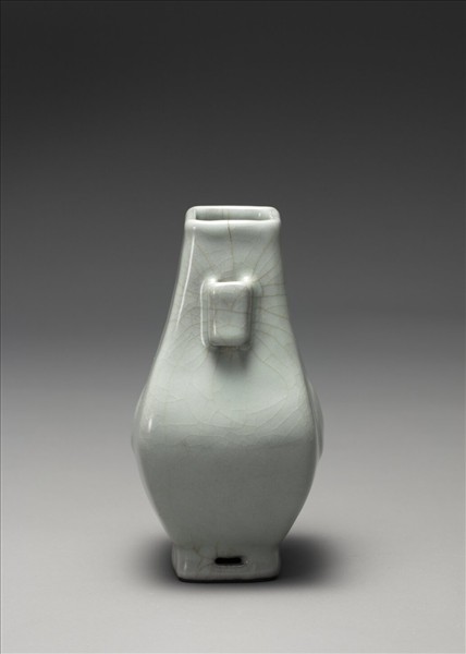 青瓷杏葉貫耳壺