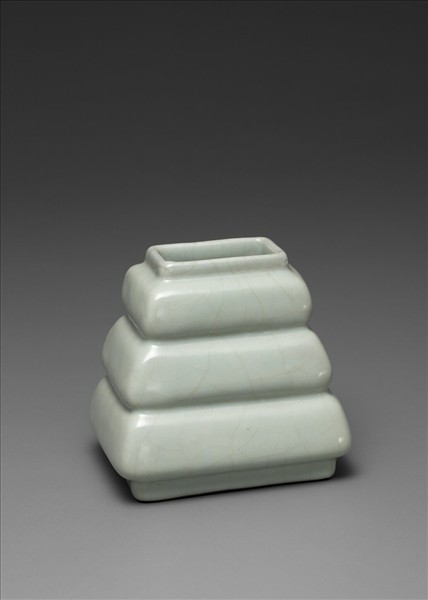 仿官釉青瓷三登方壺