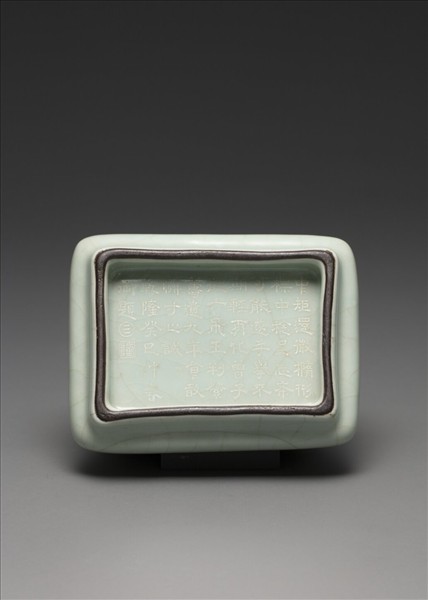 仿官釉青瓷三登方壺