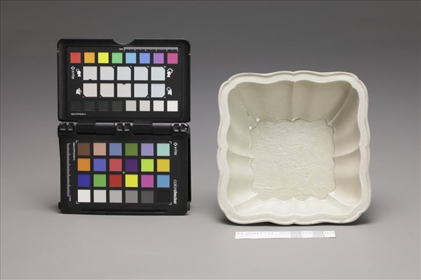 白瓷印花天祿流雲方洗