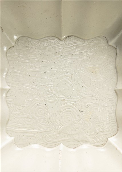 白瓷印花天祿流雲方洗