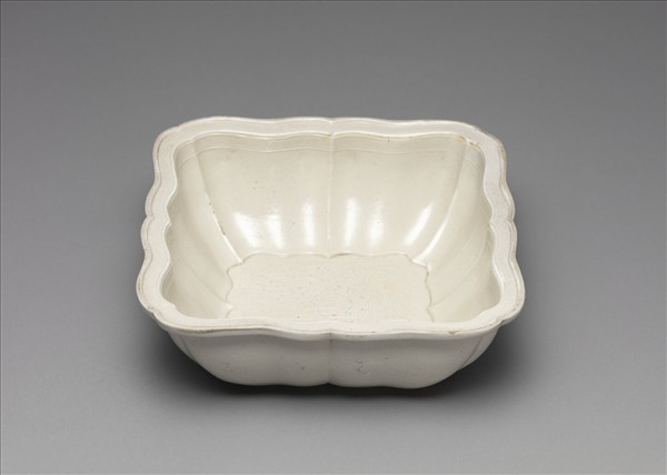 白瓷印花天祿流雲方洗