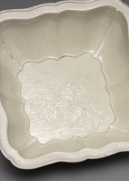 白瓷印花天祿流雲方洗