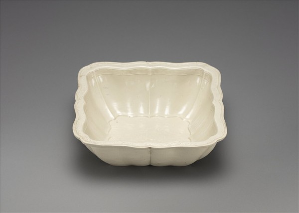 白瓷印花天祿流雲方洗