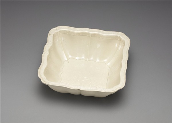 白瓷印花天祿流雲方洗