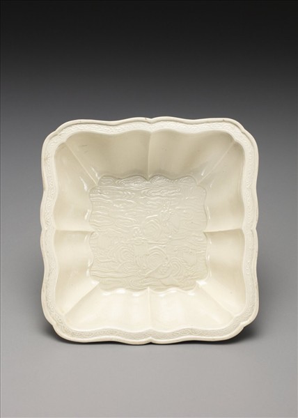 白瓷印花天祿流雲方洗