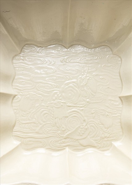 白瓷印花天祿流雲方洗