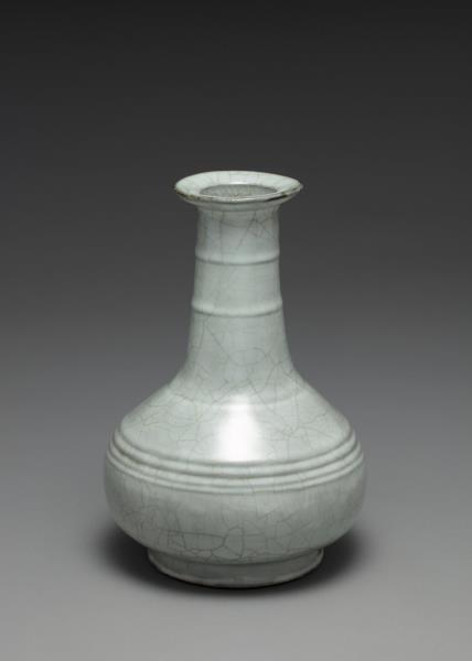 青瓷盤口弦紋壺