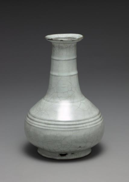 青瓷盤口弦紋壺