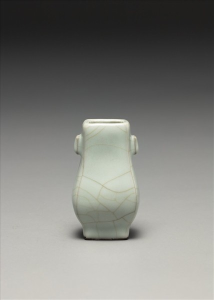 仿官釉青瓷貫耳壺