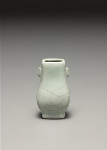 仿官釉青瓷貫耳壺