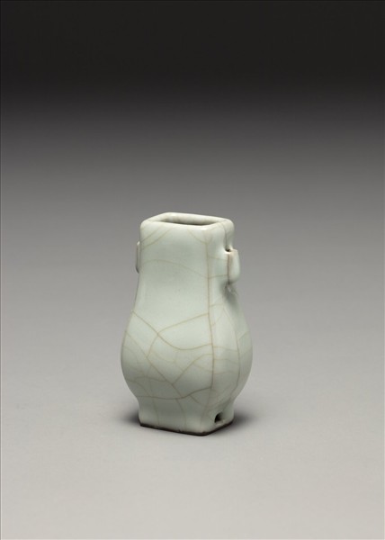 仿官釉青瓷貫耳壺