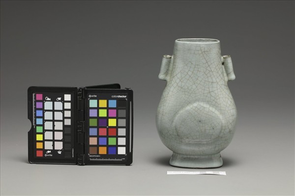 仿官釉青瓷杏葉貫耳壺