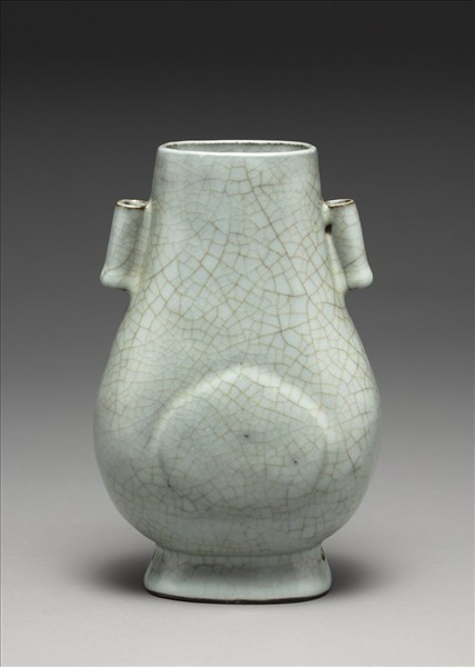 仿官釉青瓷杏葉貫耳壺