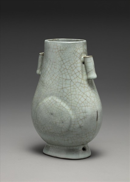 仿官釉青瓷杏葉貫耳壺