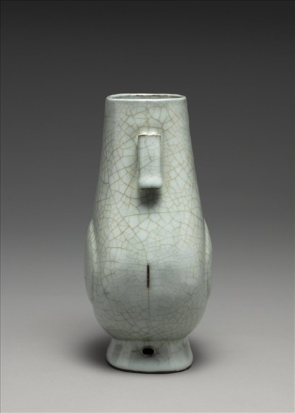 仿官釉青瓷杏葉貫耳壺