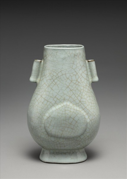 仿官釉青瓷杏葉貫耳壺