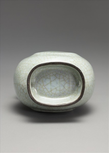 仿官釉青瓷杏葉貫耳壺