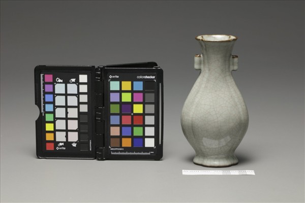 青瓷海棠式貫耳壺