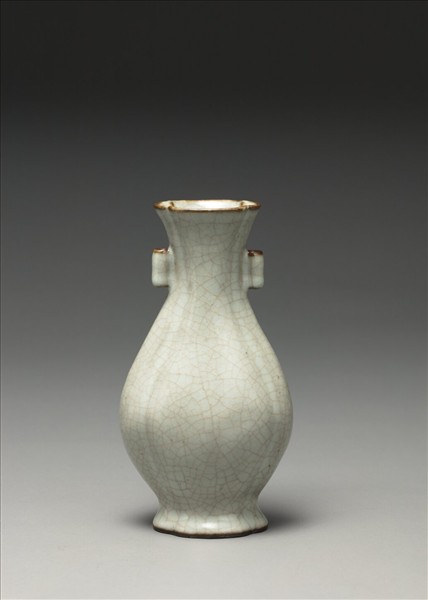 青瓷海棠式貫耳壺