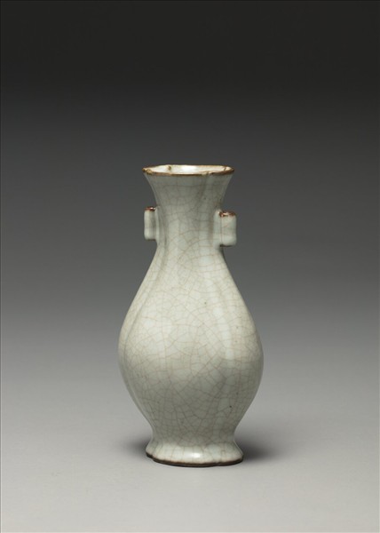 青瓷海棠式貫耳壺