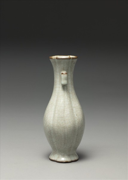 青瓷海棠式貫耳壺